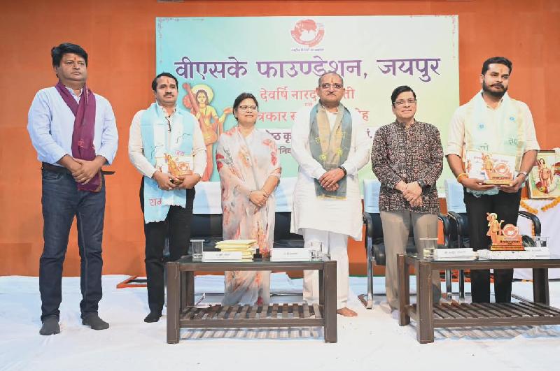 राष्ट्र निर्माण से जुड़े विचारों को बढ़ावा दे मीडिया :