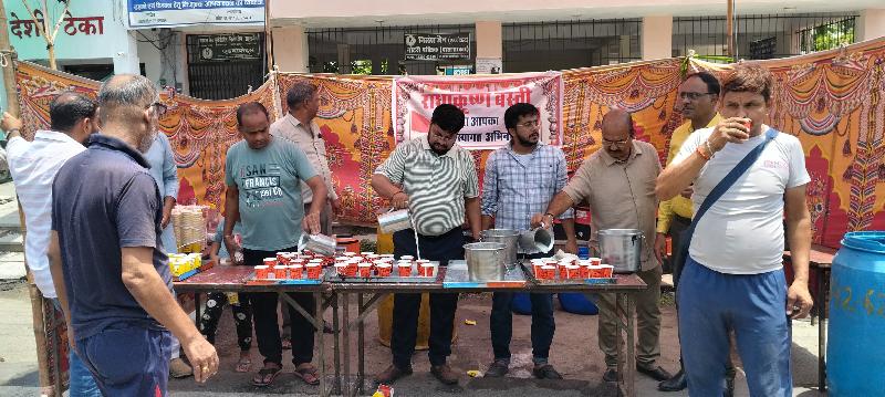 पुरुषोत्तम मास के उपलक्ष्य में राधा कृष्ण बस्ती द्वारा 500 लीटर छाछ का वितरण